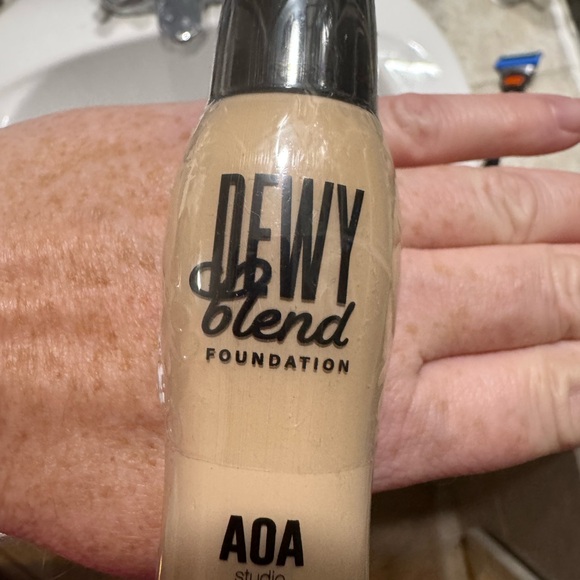 AOA Cream Foundation Dewy Blend Makeup, L1 - Picture 3 of 4